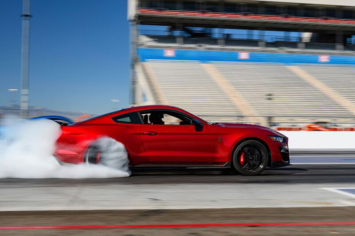 Ford Mustang Shelby бернаут